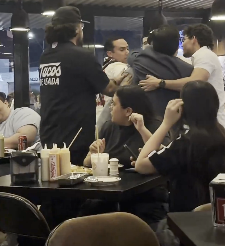 Pleito viral en restaurante de Carín León